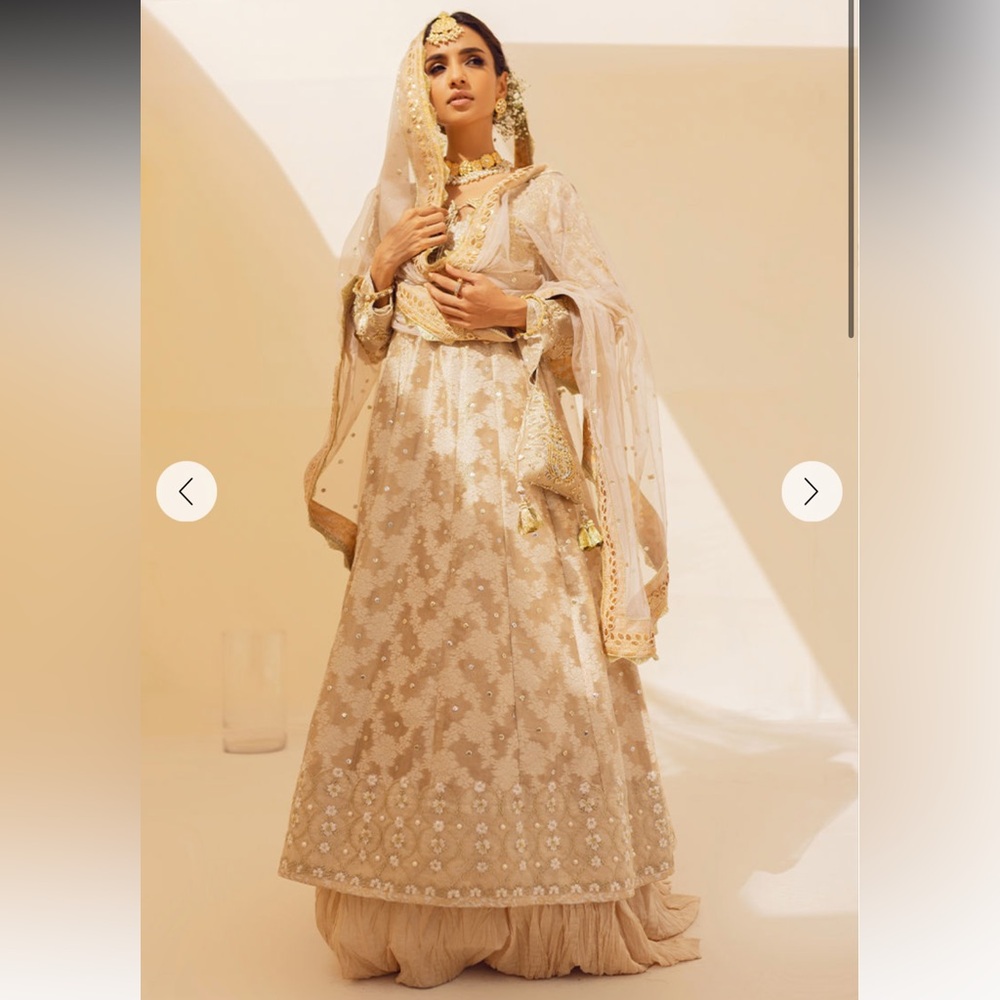Mehrunisa Pakistani Outfit

Requested more modest design for chest area